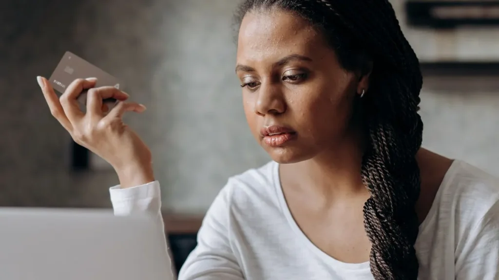 Best bank accounts for freelancers in Pakistan — woman using laptop and credit card for online banking